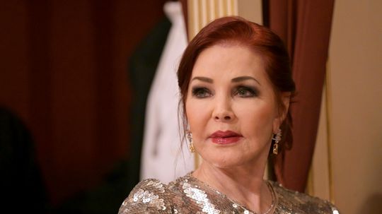 Priscilla Presley usadená v lóži na Vienna...