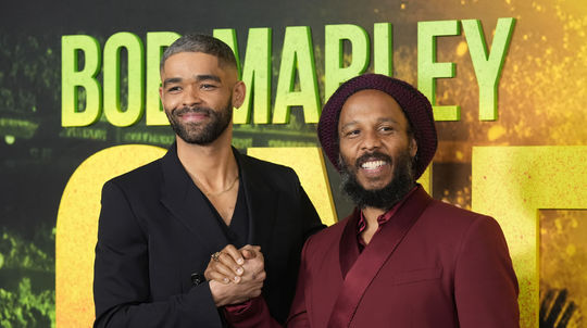 Herec Kingsley Ben-Adir (vľavo), stvárnil...