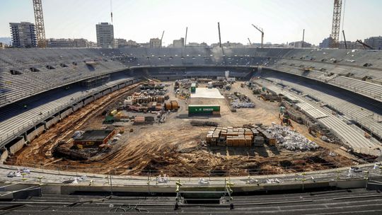 Mlátili sa drevenými tyčami. Na štadióne Barcelony došlo k bitke medzi robotníkmi. Ich zamestnávateľ zareagoval rázne