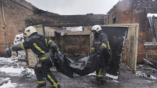 Hasiči prevážajú telo obyvateľa zabitého pri...