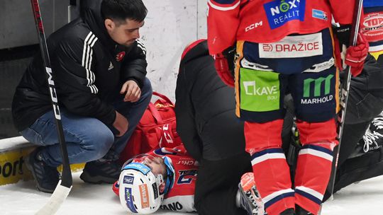 Čerešňák sa nepríjemne zranil, fanúšikovia ho odprevadili potleskom. Nočná mora Jágrovho Kladna pokračuje