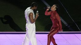 Usher a jeden z jeho hudobných hostí, speváčka a skladateľka Alicia Keys 