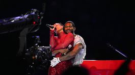 Usher a jeden z jeho hudobných hostí, speváčka a skladateľka Alicia Keys 
