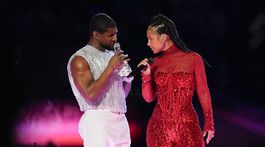 Usher a jeden z jeho hudobných hostí, speváčka a skladateľka Alicia Keys