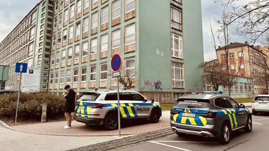 Polícia pre vyhrážky zasahuje v budove...