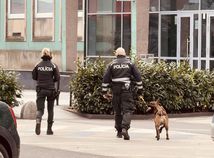 Polícia preveruje bombové hrozby pre školy po celom Slovensku, anonym sa vyhrážal aj banke