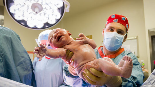 Za jediný deň oživovali štyroch novorodencov, dvaja zomreli. Lekári pôrodnice sú mimo služby