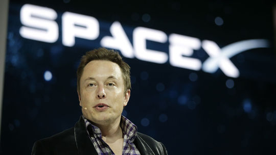 Wall Street sa zbláznila do SpaceX. Čo stojí za astronomickým ocenením Muskovej firmy?