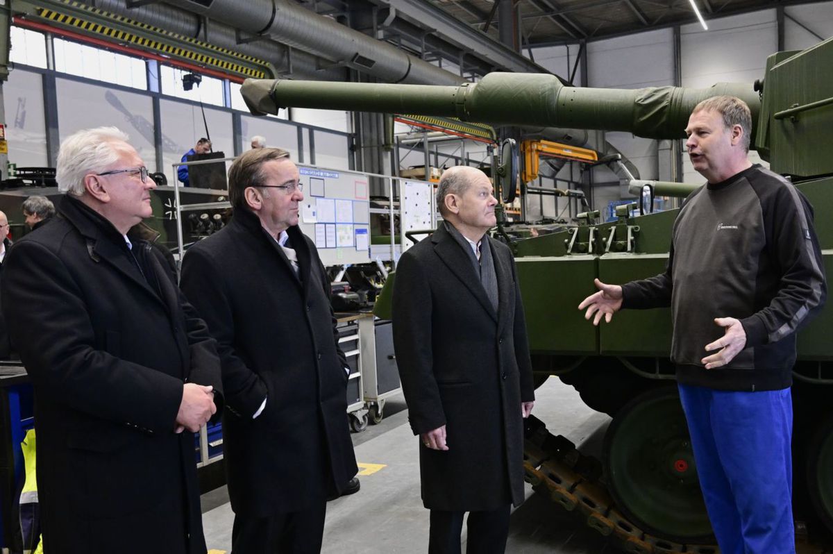 Spolkový kancelár Olaf Scholz (v strede),...