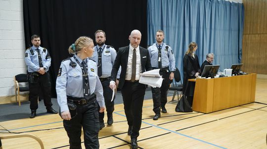 Breivik žaloval nórsky štát kvôli samoväzbe. Neuspel