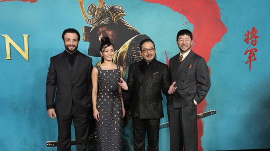 Zľava: Herci Cosmo Jarvis, Anna Sawai, Hiroyuki...