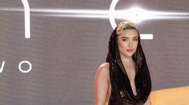 Herečka Florence Pugh v kreácii Valentino. 