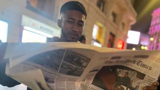 Výtlačok amerického denníka s článkom o...