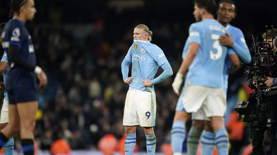 V šlágri bolo šancí na desať gólov, City napokon zachránilo aspoň bod. Arsenal opäť nadelil debakel