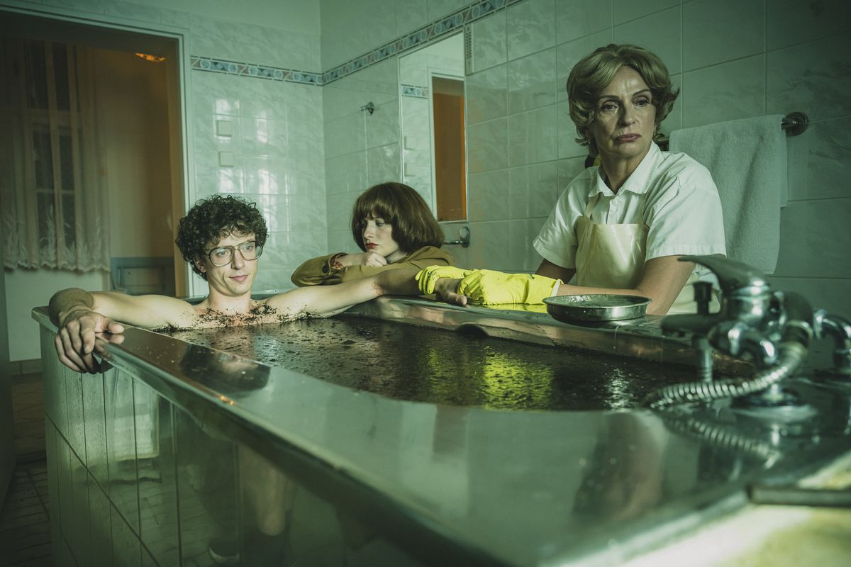 Záber zo seriálu To se vysvětlí, soudruzi!.