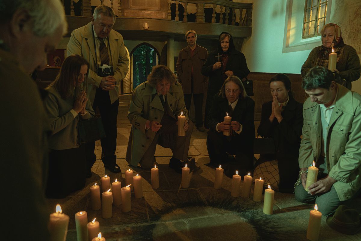 Záber zo seriálu To se vysvětlí, soudruzi!.