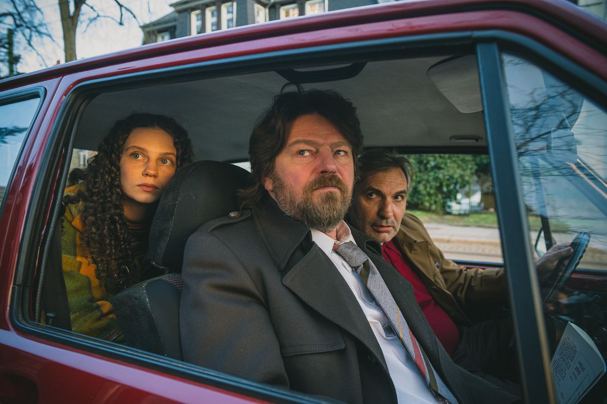 Záber zo seriálu To se vysvětlí, soudruzi!.