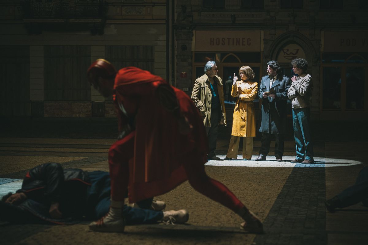 Záber zo seriálu To se vysvětlí, soudruzi!.