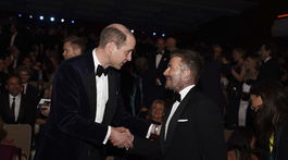 Princ William, prezident organizácie BAFTA sa zdraví s Davidom Beckhamom.