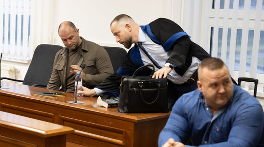 Hlavné pojednávanie s Norbertom Bödörom (vľavo)...