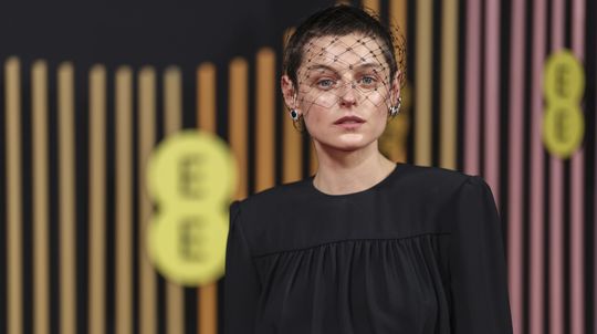 Herečka Emma Corrin a jej líčenie a úprava na...