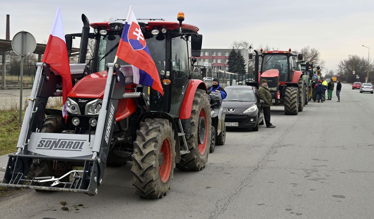 Na snímke kolóna poľnohospodárských strojov a...