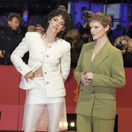 Kristen Stewart v kreácii Chanel Haute Couture (vľavo) a režisérka Rose Glass 