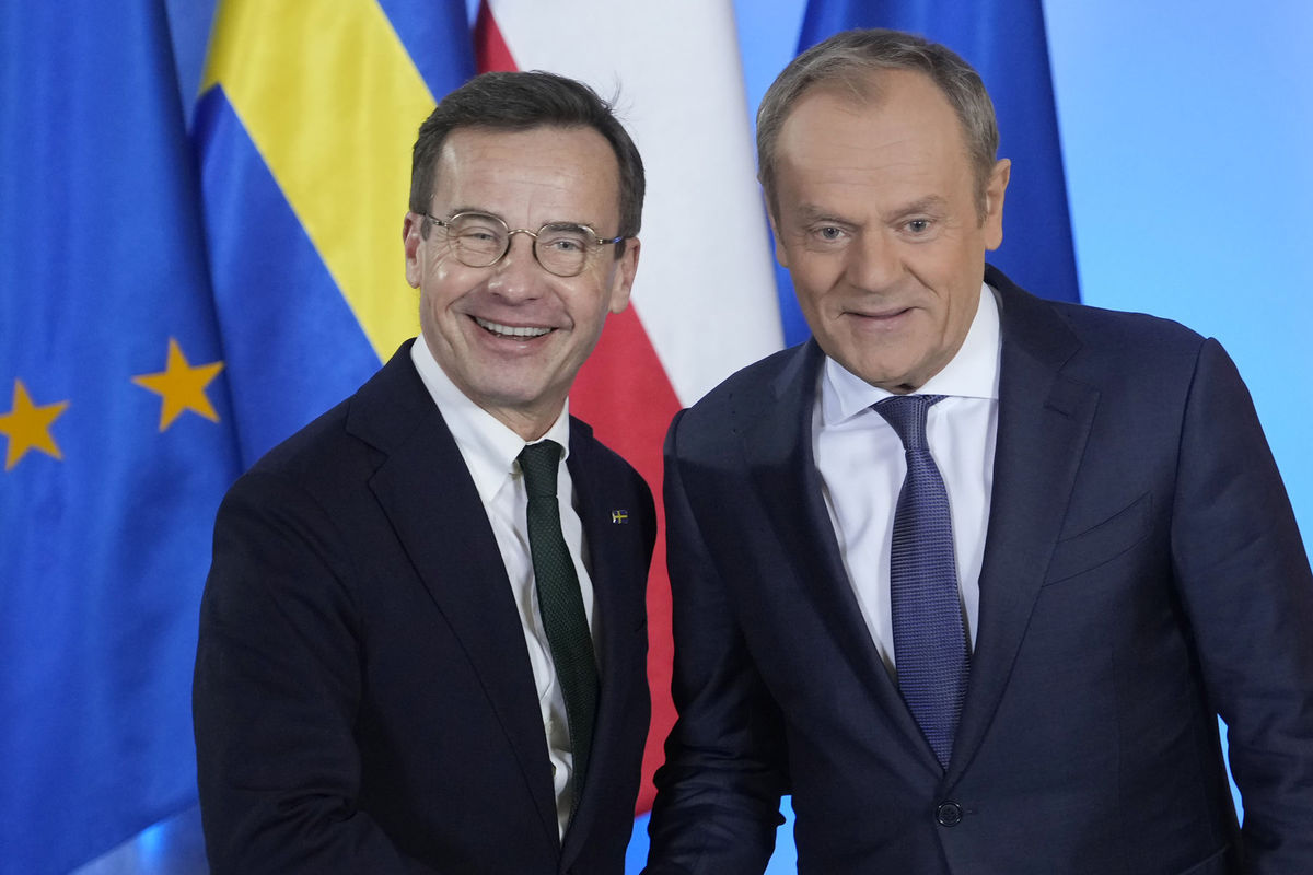Švédsky premiér Ulf Kristersson (vľavo) a...