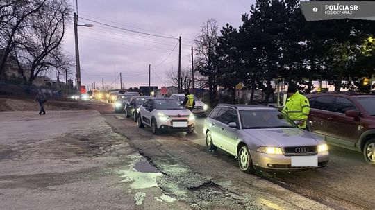 Polícia uzavrela dve mestá v Košickom kraji. Za dve hodiny nafúkalo sedem vodičov, jedným z nich bol aj šofér autobusu