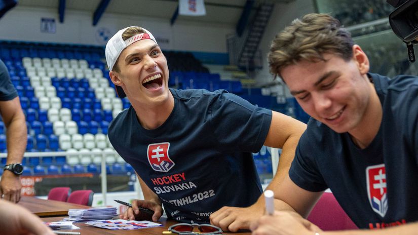 Šimon Nemec s Jurajom Slafkovským na autogramiáde.