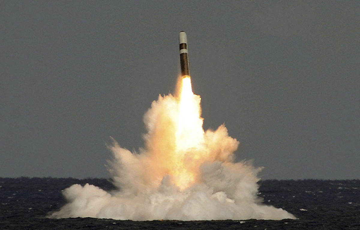 Raketa vystrelená z ponorky HMS Vigilant, ktorá...