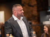 Král na ťahu, Attila Végh, Karlos Vémola