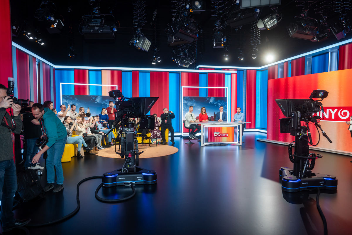 Záber na nové štúdio Ranných novín TV JOJ.