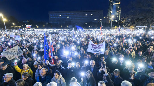 Protestujúci počas hymny na zhromaždení...