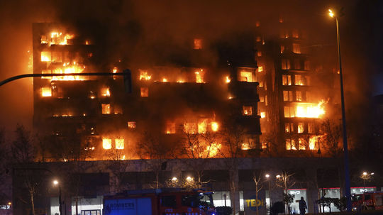 Ohnivé inferno. Vo Valencii horí 14-poschodový dom so 138 bytmi: Sedem zranených