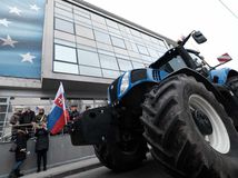 protest farmári, traktor