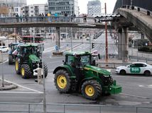 ONLINE: Začal sa najväčší protest farmárov v histórii. Traktory obsadili centrum Bratislavy. Kolóny sa tvoria všade na Slovensku