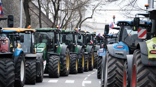 Tisíce traktorov pri proteste poľnohospodárov v Česku spomalili dopravu a zablokovali hranice