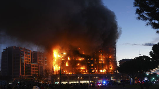 Požiar bytového domu so 138 bytmi v španielskej...