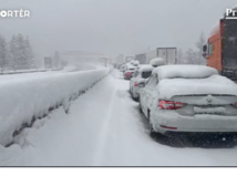 Šoféri uviazli na diaľnici, je medzi nimi veľa Čechov a Slovákov. Snehová kalamita komplikuje dopravu na Brenneri