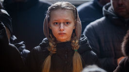 APTOPIX Russia Ukraine War pohreb dievča slzy