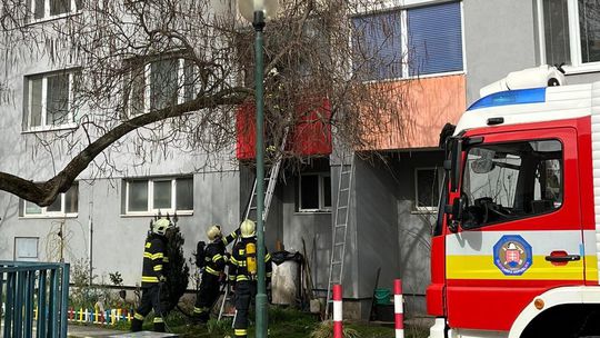 Požiar v petržalskom paneláku: Svedkovia hovoria o výbuchu