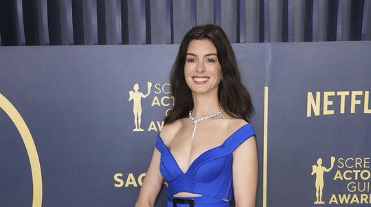 Anne Hathaway na 30. ročníku udeľovania SAG...