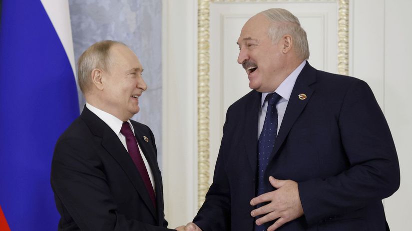 Ruský prezident Vladimir Putin (vľavo) a...