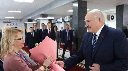 Lukašenko obsypal volebnú frašku klamstvami. Môže vládnuť dlhšie ako Stalin