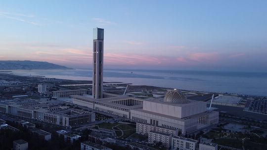 Alžírsko otvorilo najväčšiu mešitu v Afrike. Má najvyšší minaret na svete, heliport či miliónovú knižnicu