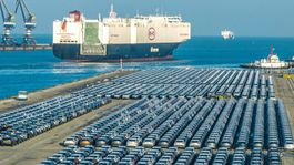 Číňania sa snažia zbaviť spaľovacích áut. Doma ich totiž nevedia predať 