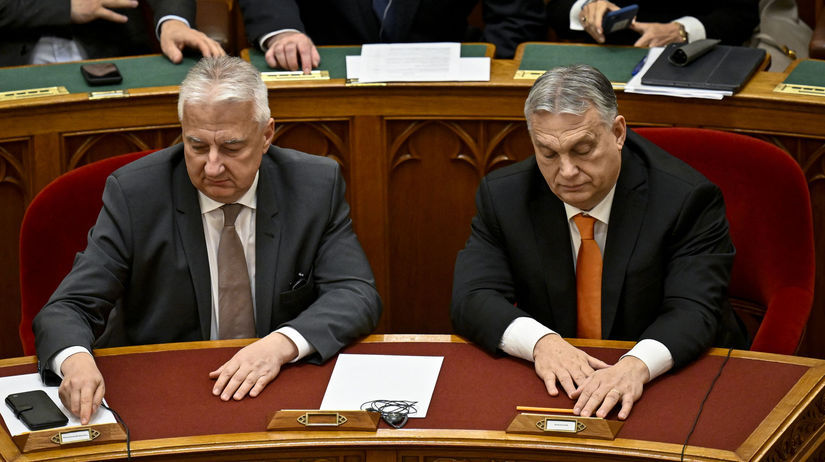 Maďarský premiér Viktor Orbán, vpravo, a...