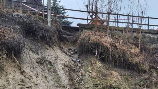 V Ružomberku vyhlásili mimoriadnu situáciu, po povodniach sa zosunul svah
