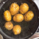 Dilema začiatočníkov: Ako dlho sa varia zemiaky v šupke alebo na zemiakovú kašu?